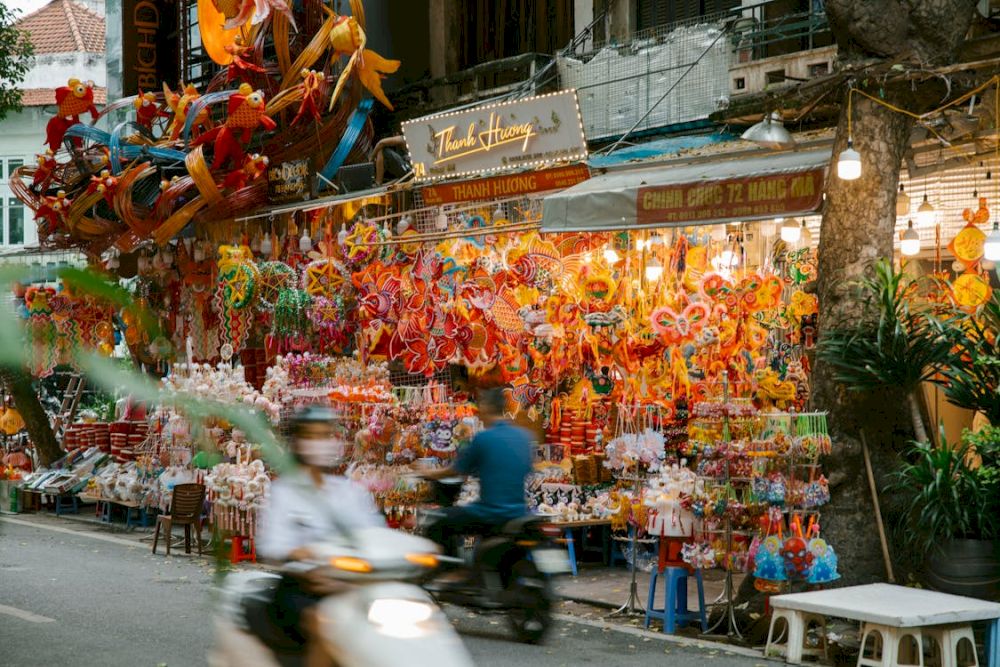 Also known as the Moon Festival, this celebration marks the brightest full moon of the year, a time for family gatherings and gratitude (Source: Pexels)